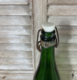 Antieke zware groene Franse wijnfles met ziel
