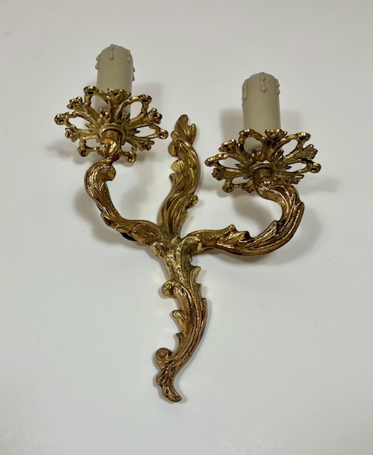 Vintage set van twee Franse wandlampjes naar een klassiek model