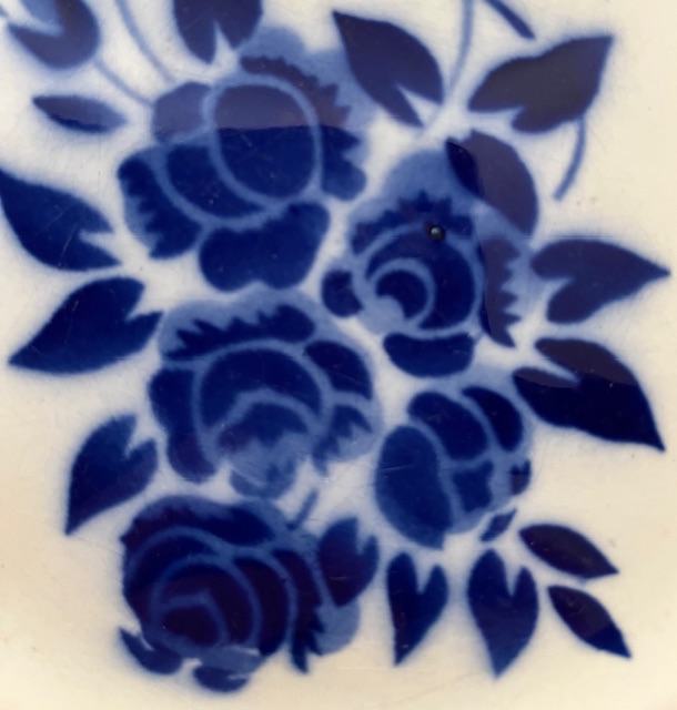 Antiek ontbijtbordje met blauwe decoratie