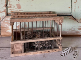 Vintage Frans vogelkooitje van hout en metaal met nestje