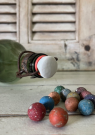 Antieke Franse lichtgroene beugeldop fles met ziel