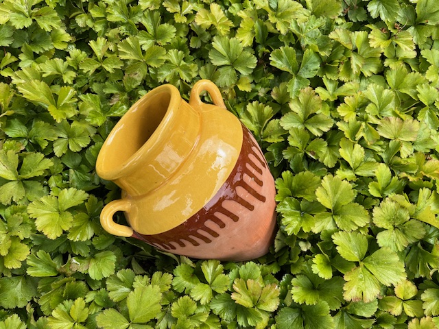 Franse terracotta muurbloempot deels geglazuurd