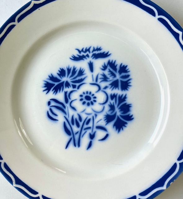 Vintage Frans ontbijtbordje met blauwe rand en bloemen