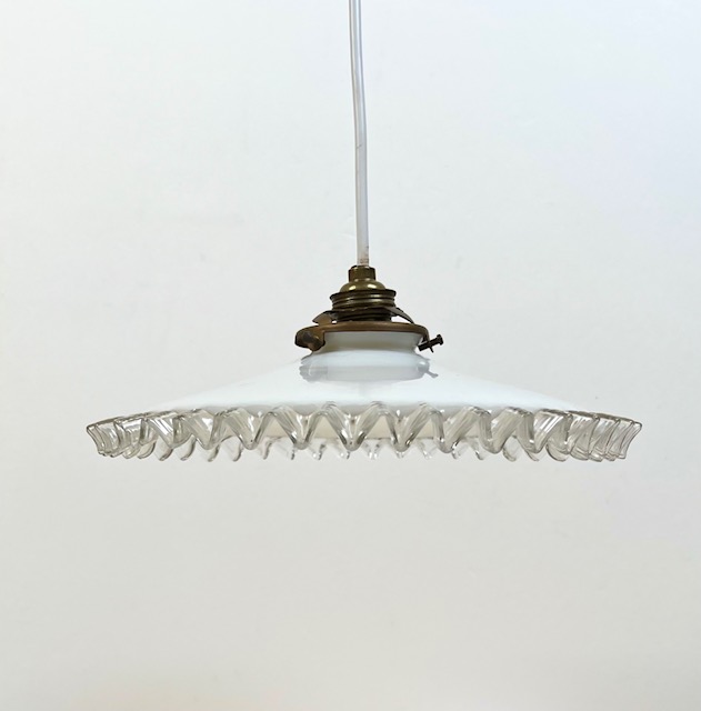 Antieke Franse schotellamp met wit opaline glazen kap