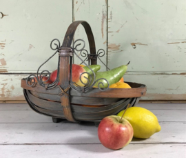 Franse vintage spaan houten mand fruitmand met metalen decor