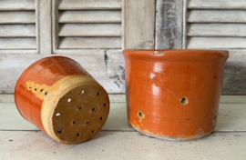 Provençaalse aardewerk uitlek schaal met 2 originele kaasmallen