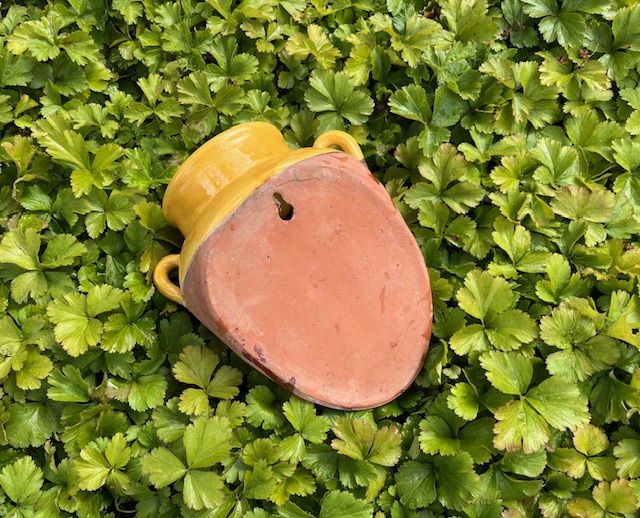 Franse terracotta muurbloempot deels geglazuurd