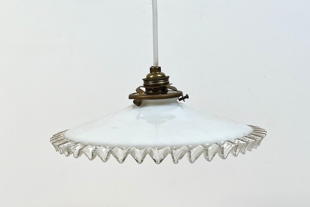 Antieke Franse schotellamp met wit opaline glazen kap