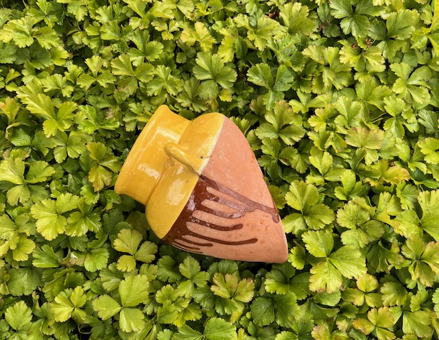 Franse terracotta muurbloempot deels geglazuurd
