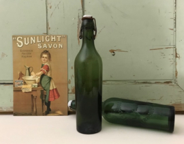 Franse antieke groene zware fles met porseleinen dop