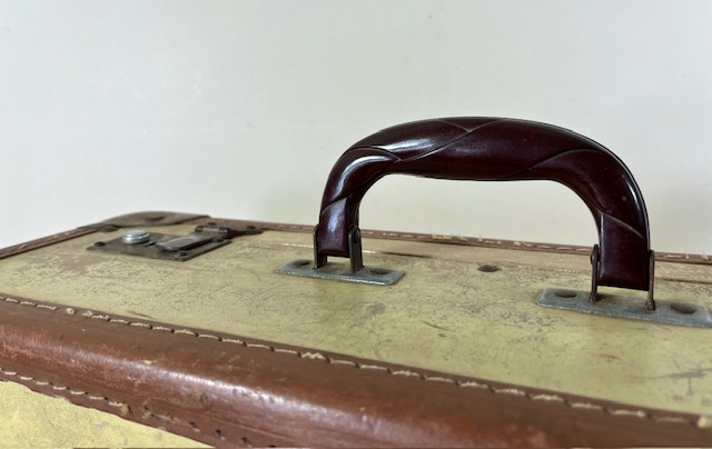 Antieke houten koffer met leer afgewerkt en bakelieten handgreep
