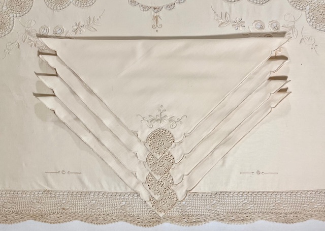 Antiek Frans tafelkleed met 12 servetten Richelieu handwerk