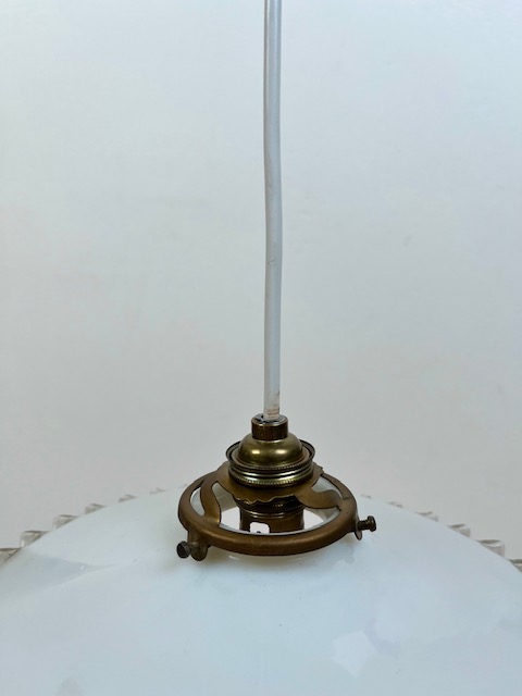 Antieke Franse schotellamp met wit opaline glazen kap