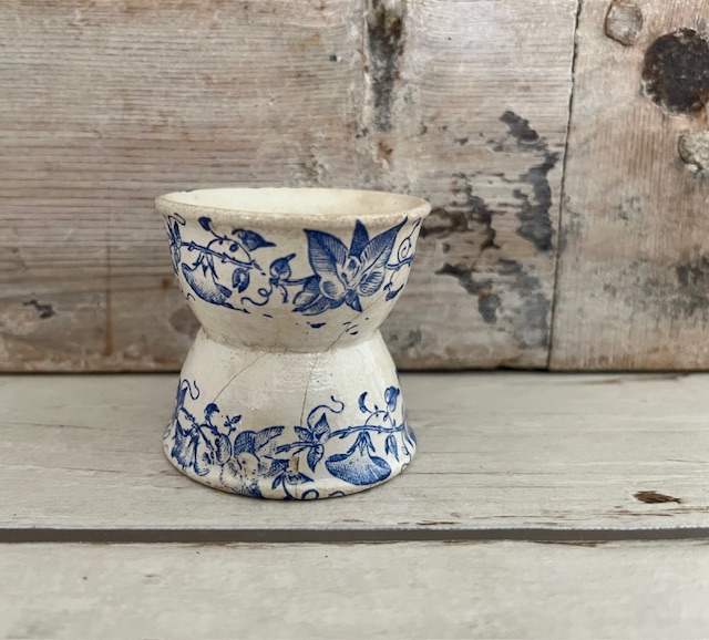 Antiek faience diabolo eierdopje florale decoratie in blauw