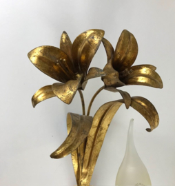 Vergulde wandlamp met lelies circa 1960