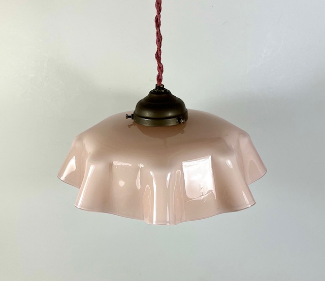 Antieke Franse hanglamp licht roze glazen opaline kap