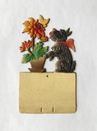 Vintage Duitse gestanst kartonnen kalender houder hondje bij plant