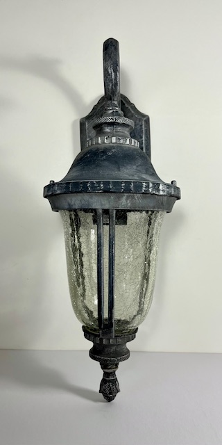 Vintage Franse metalen buitenlamp met craquelé glas