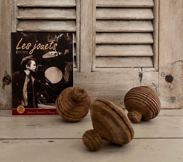 Set antieke Franse tollen houten tolset van 3 stuks (begin 1900)