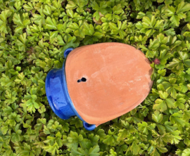 Franse terracotta muurbloempot deels blauw geglazuurd