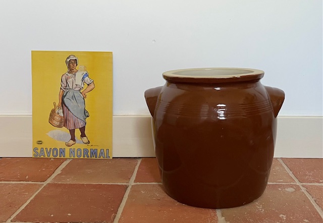 Grote bruine grès olijven pot met grepen