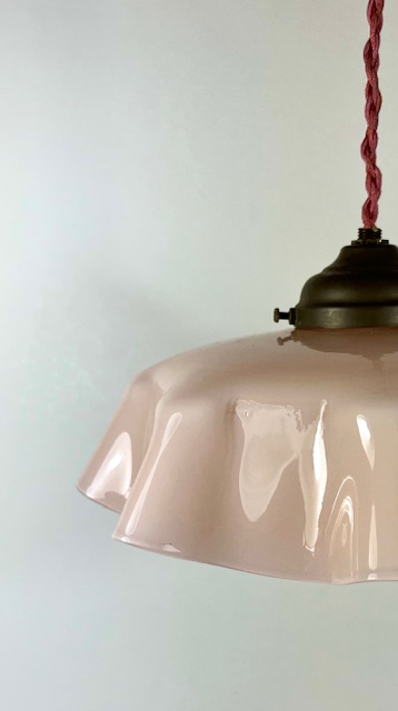 Antieke Franse hanglamp licht roze glazen opaline kap