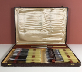 Antieke Franse cassettedoos met taartschep, 12 mesjes en 11 vorkjes met benen heft