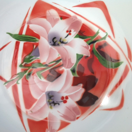 Witte emaille schaal met roze lelies en blauwe rand