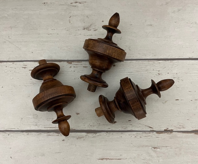 Set Franse eikenhouten siertorentjes hout draaiwerk