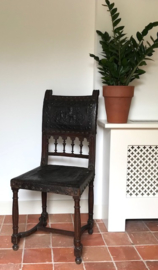 Portugese/Spaanse noten- of kersenhouten Renaissance stoel