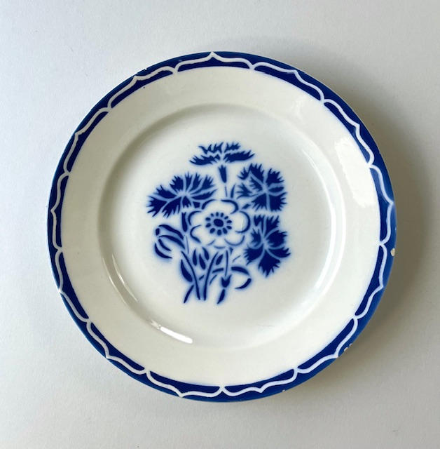 Vintage Frans ontbijtbordje met blauwe rand en bloemen
