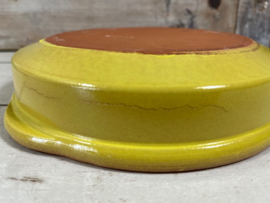 Franse terracotta ronde ovenschotel geel geglazuurd