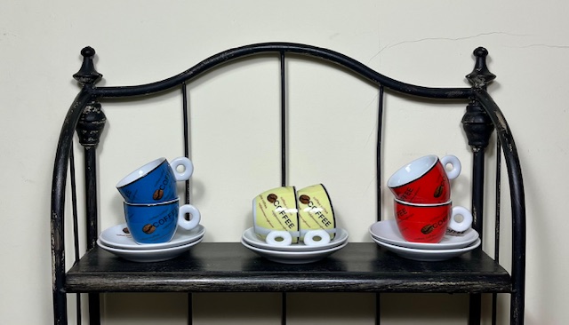 Vintage rood, geel en blauwe espresso kop en schotels (6x)