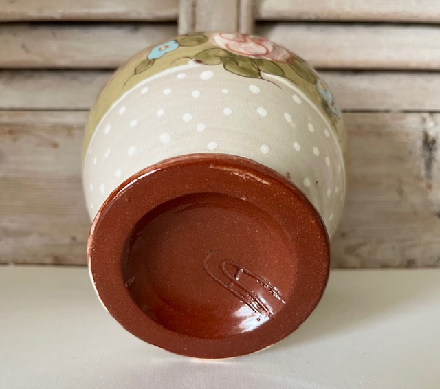 Ambachtelijke aardewerk bowl kom op voet