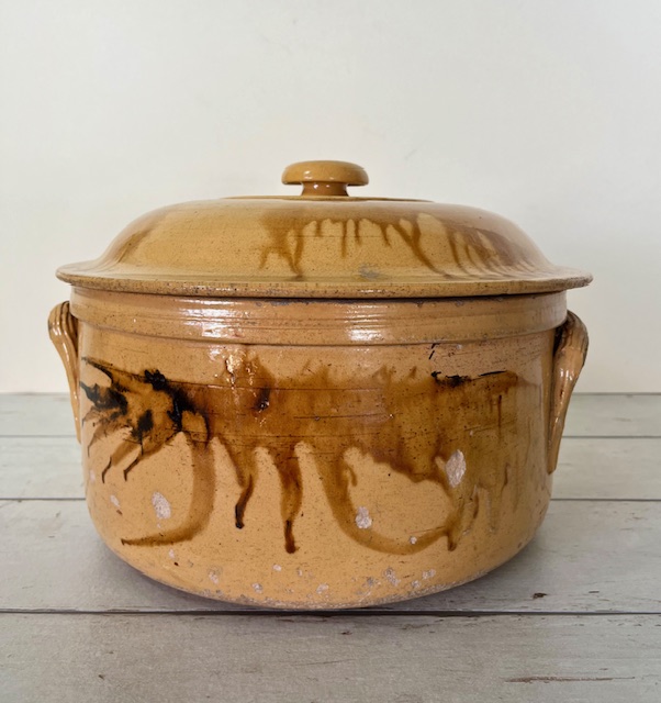 Antiek Provençaalse pot met deksel en grepen