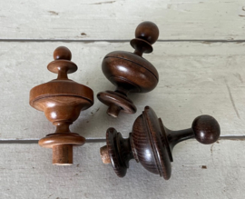 Drie verschillende houten siertorentjes draaiwerk