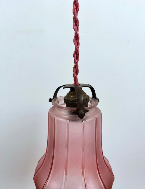 Franse antieke glazen hanglamp met roze lamp glas