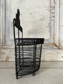 Frans zwart draadwerk wandrekje met twee vakken