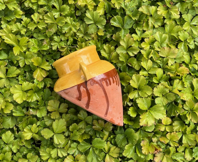Franse terracotta muurbloempot deels geglazuurd