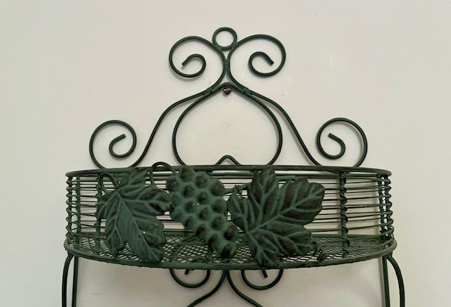 Vintage Frans metalen draadwerk wandrek met druiven