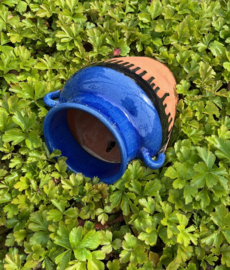 Franse terracotta muurbloempot deels blauw geglazuurd