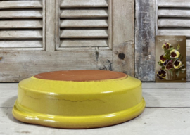 Franse terracotta ronde ovenschotel geel geglazuurd