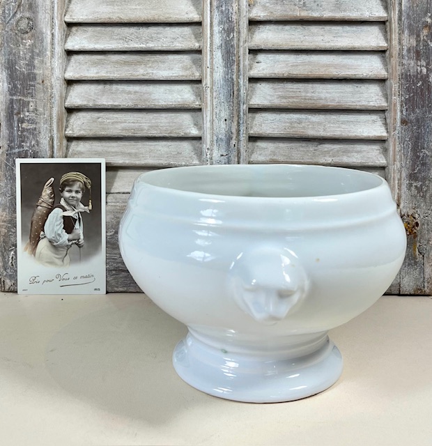 Vintage Franse witte terrine met leeuwenkopjes