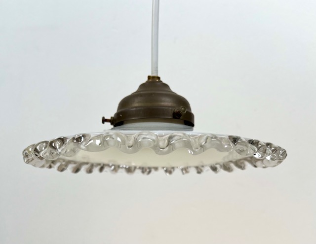 Antieke Franse schotellamp met wit opaline glazen kap
