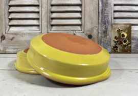 Franse terracotta ronde ovenschotel geel geglazuurd