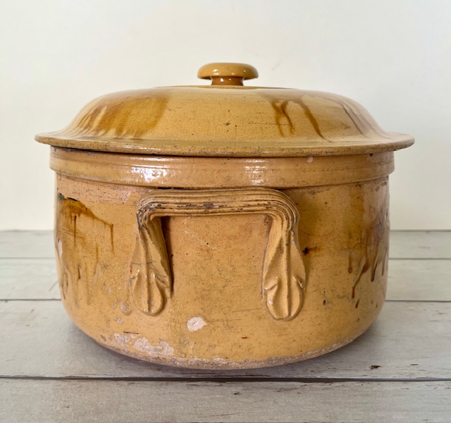 Antiek Provençaalse pot met deksel en grepen