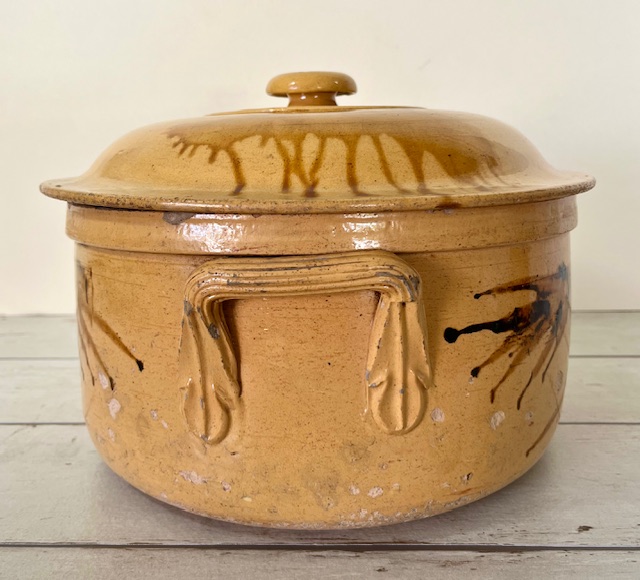 Antiek Provençaalse pot met deksel en grepen