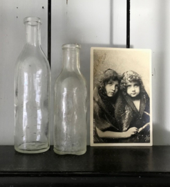 Set Franse glazen flesjes met maatverdeling circa 1920