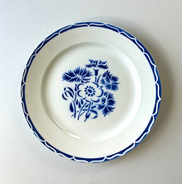 Vintage Frans ontbijtbordje met blauwe rand en bloemen