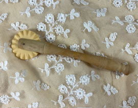 Vintage Frans raderwieltje deegwieltje pasta snijder